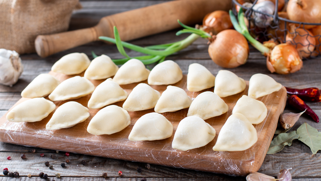 Des dumplings sur une planche à découper